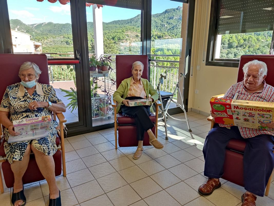 Col·laboració SAIAR La Torre Gent gran jugant a jocs de taula