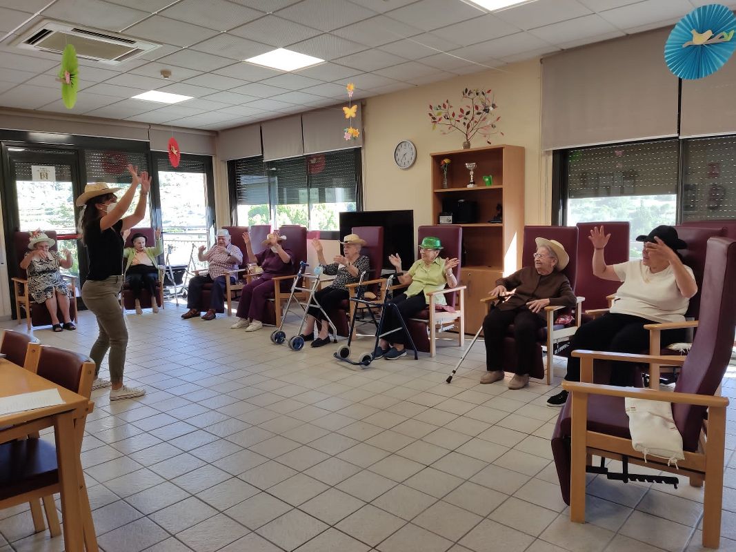 Col·laboració SAIAR La Torre Gent fent moviments amb la monitora