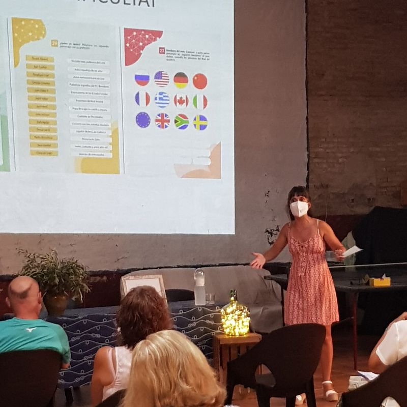 Saludablement Mireia fent una conferència en públic