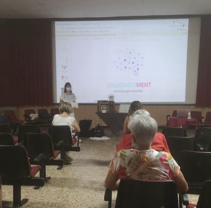 Presentació a Cabacés Gent gran en una presentació en públic a Cabacés