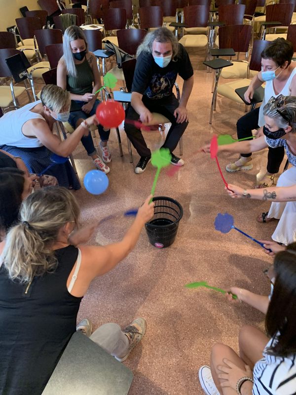 Taller parlem sobre L’Alzheimer (Ascó) Gent gran jugant amb pales de colors
